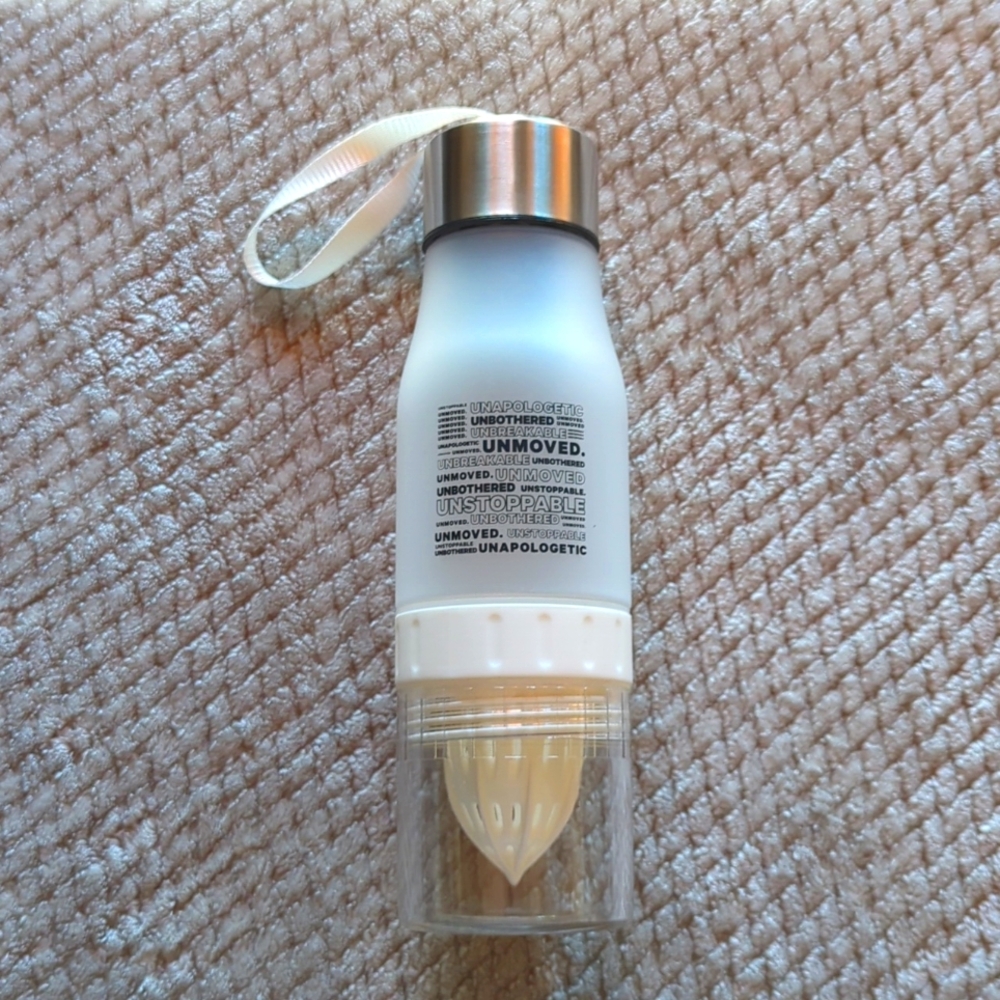 🖐🏽 Izzy & Liv Infuse & Juice Water Bottle